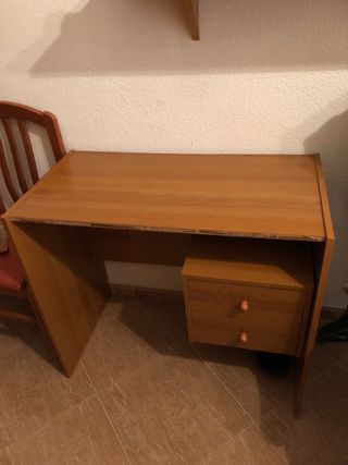 Escritorio madera marrón
