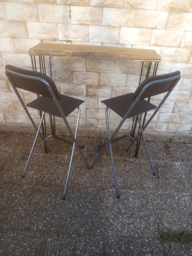 Mesa alta 100€ +2 taburetes negros 125€