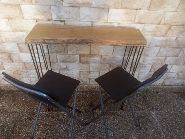 Mesa alta 100€ +2 taburetes negros 125€