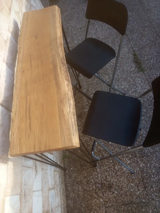 Mesa alta 100€ +2 taburetes negros 125€