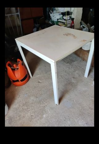 Mesa blanca cuadrada metal y madera