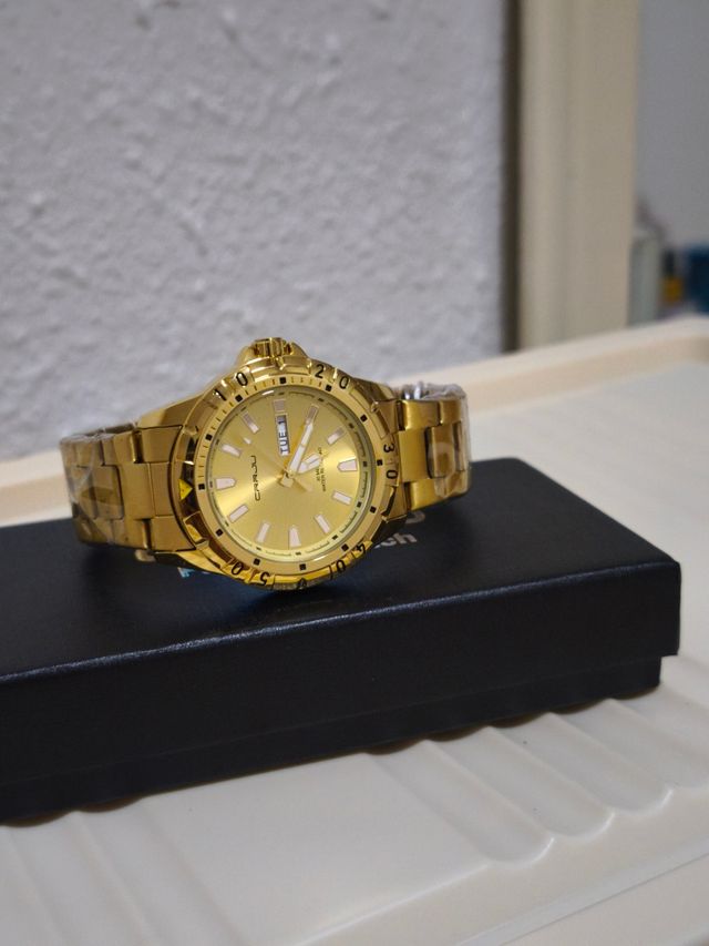 Reloj dorado para hombre