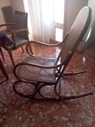 Mecedora de madera curvada y mimbre antigua
