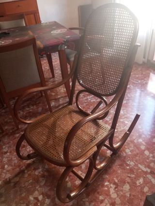 Mecedora de madera curvada y mimbre antigua