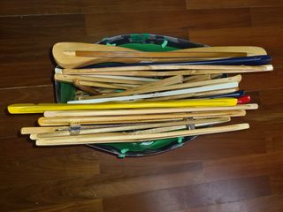 24 Perchas de madera.