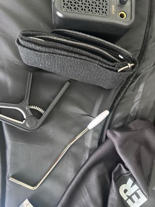 Guitarra eléctrica Donner + accesorios