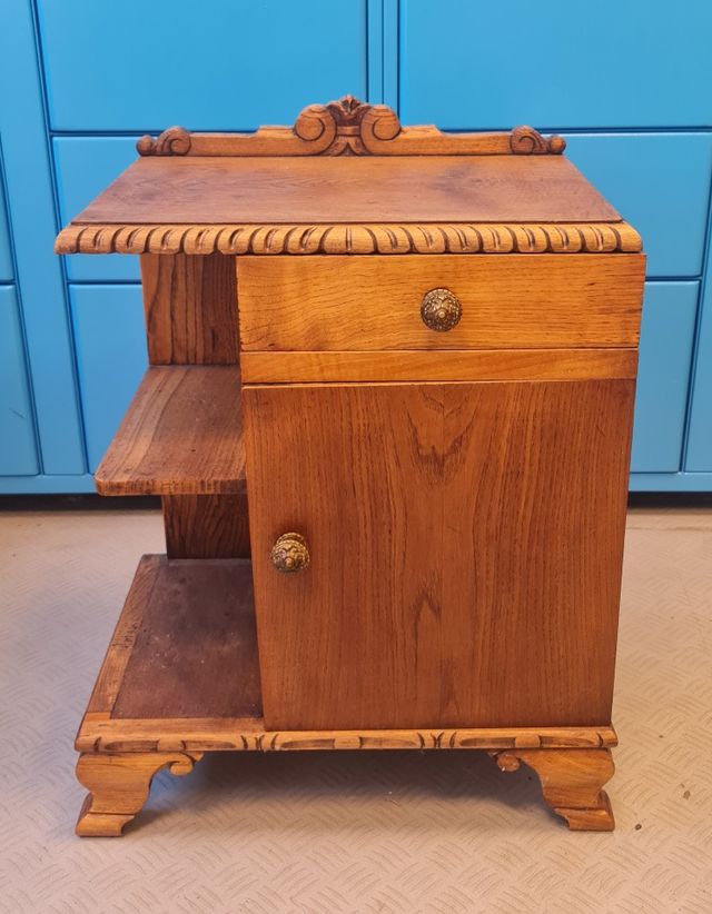 Mesilla de noche antigua en carpintería gallega