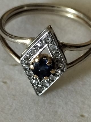 Anillo zafiro azul,de oro 18kt con  pequeños 
diam