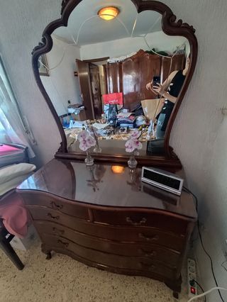 Tocador antiguo de madera con espejo