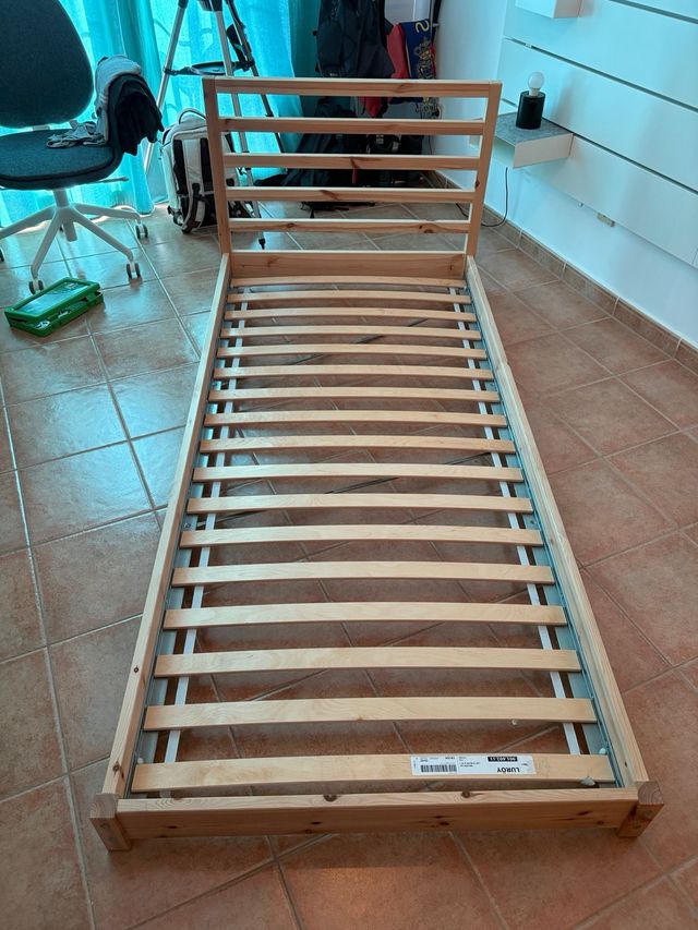 Cama montessori para niños Ikea Tarva. 