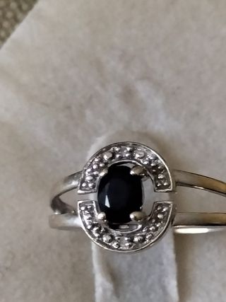 Anillo blanco de 18kt con zafiro y diamantes .
