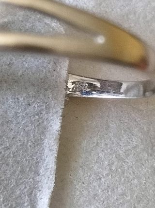 Anillo blanco de 18kt con zafiro y diamantes .