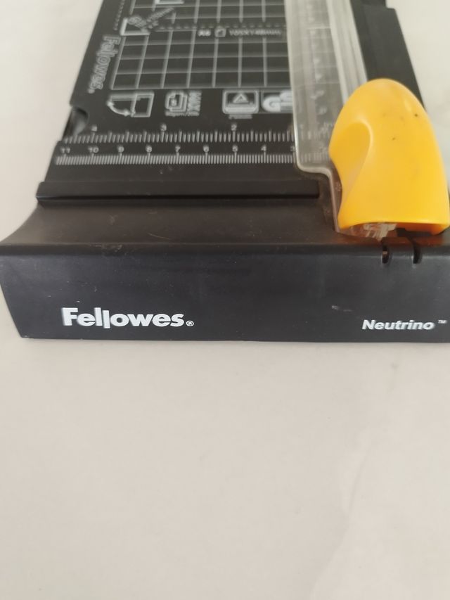 Guillotina Fellowes Neutrino A6