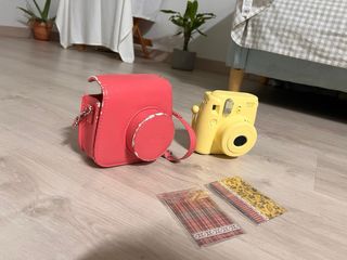 Fujifilm Instax Mini 8 amarilla + funda rosa