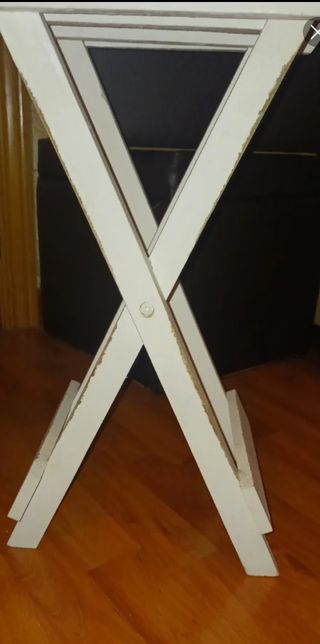 Mesita plegable blanca de madera