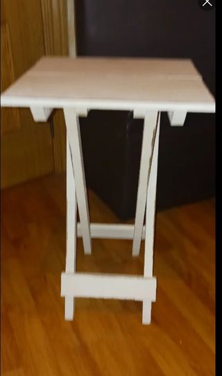 Mesita plegable blanca de madera