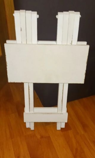 Mesita plegable blanca de madera