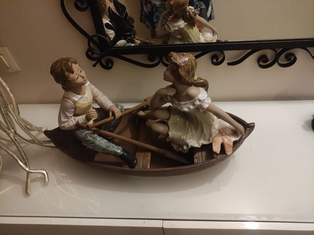 Pareja en barca porcelana
