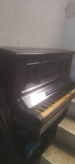 Piano antiguo con teclas de marfil