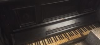 Piano antiguo con teclas de marfil