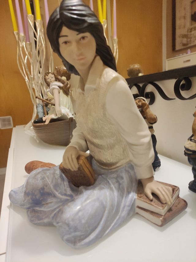 Figura porcelana niña leyendo