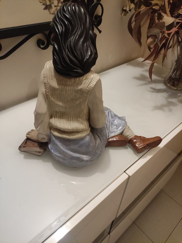 Figura porcelana niña leyendo