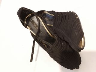 Sandalias Zara Basic negras y doradas