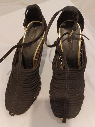 Sandalias Zara Basic negras y doradas