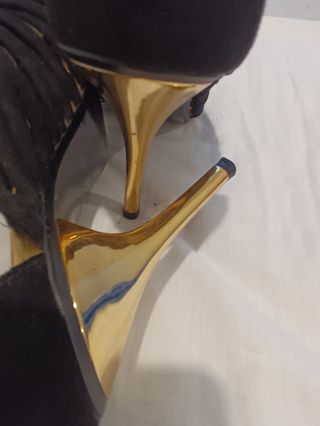 Sandalias Zara Basic negras y doradas