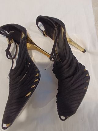 Sandalias Zara Basic negras y doradas