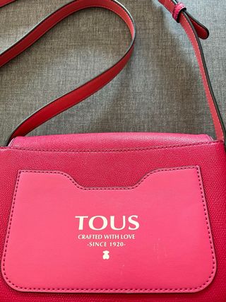 Bolso Tous bandolera fucsia y rosado.