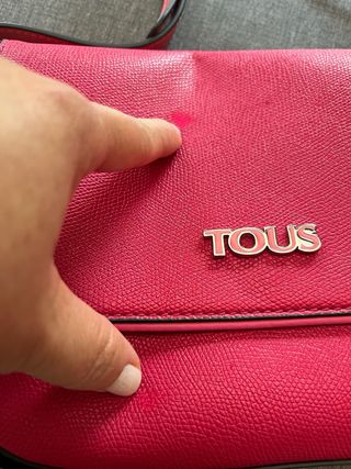 Bolso Tous bandolera fucsia y rosado.