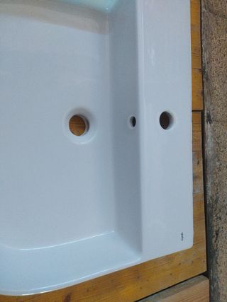 Lavabo de cerámica blanco. 