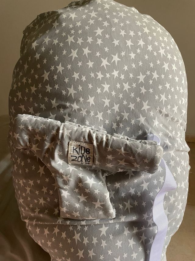 Cuscino da allattamento per neonati - stelle grigie