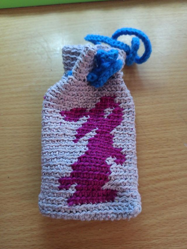 Bolsita de ganchillo con conejo