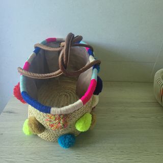 Capazo de rafia/pompones con cuero  y forrado.