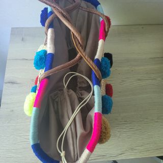 Capazo de rafia/pompones con cuero  y forrado.