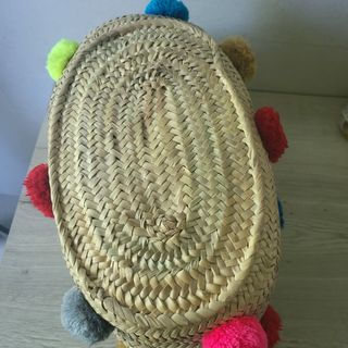 Capazo de rafia/pompones con cuero  y forrado.