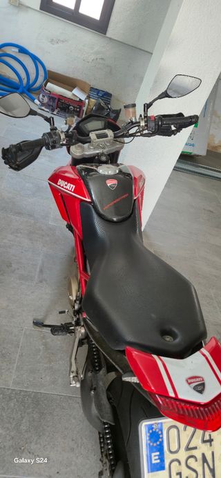 Ducati Hypermotard 1100 roja