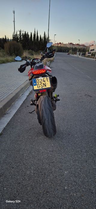 Ducati Hypermotard 1100 roja