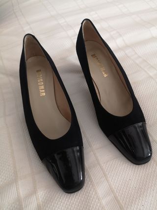 Zapato tacón negro. 