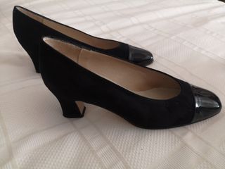 Zapato tacón negro. 