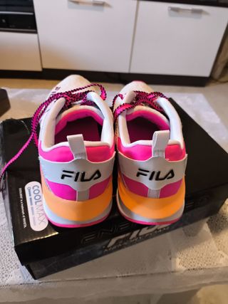 Zapatillas Fila blancas y rosas