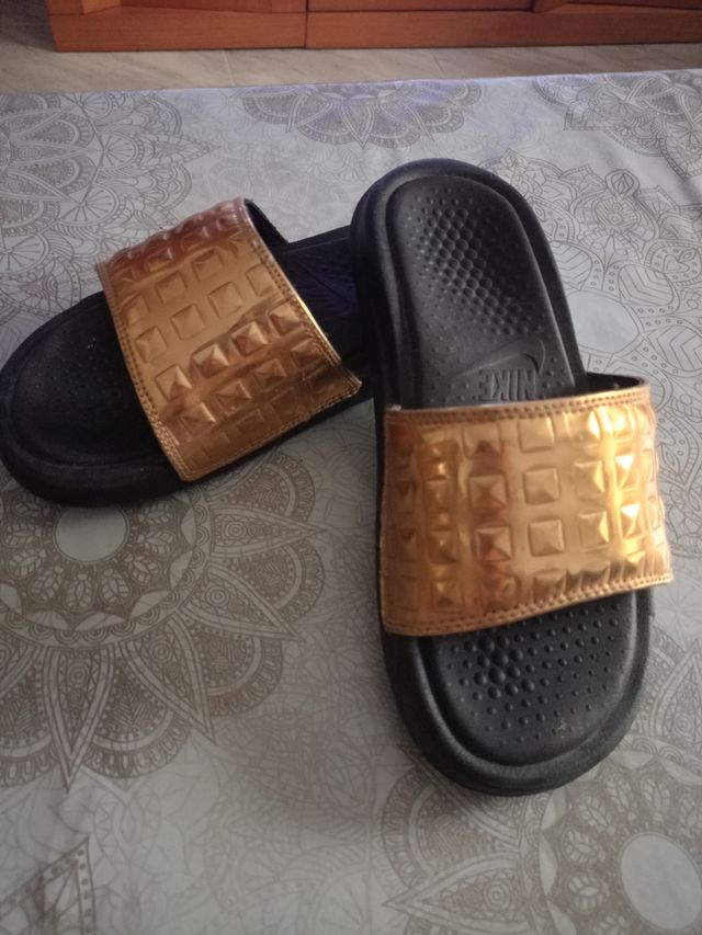 Chanclas Nike doradas