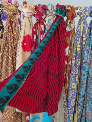 Pasminas estampadas beige y rojas