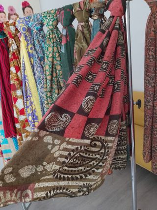 Pasminas estampadas beige y rojas