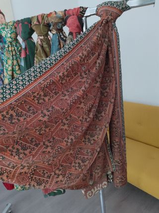 Pasminas estampadas beige y rojas