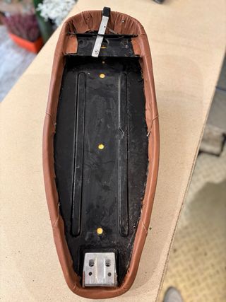 Asiento Vespa marrón recien tapizado