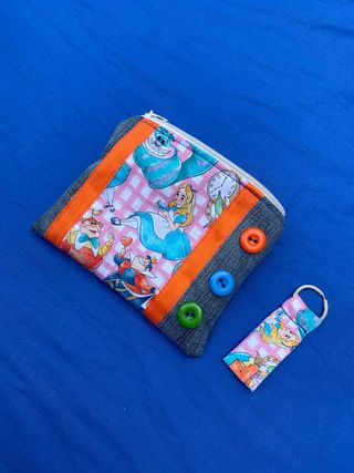 Conjunto monedero y llavero Alicia 