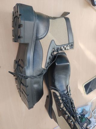 Botas altas beige y negras